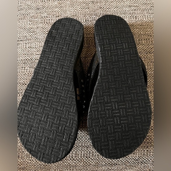 University of North Carolina Tar Heels flip-flops size 5/6 NEW TARHEELS - Picture 3 of 7